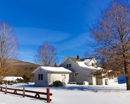 Log cabin with INDOOR POOL foot of hunter mountain ハンターのホテル