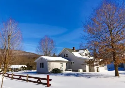 Log cabin with INDOOR POOL foot of hunter mountain  호텔