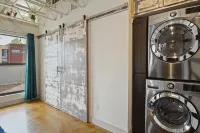 Luxury 2 Bedroom Condo, Midtown - Great Amenities with Pool!