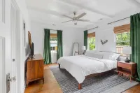 Park Circle Haven with Putting Green and Pool Table