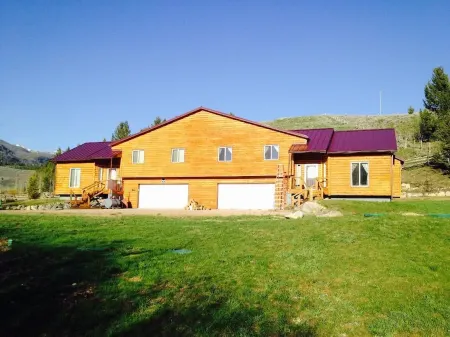 Polaris Paradise Maverick, Entire townhouse in scenic Polaris, MT