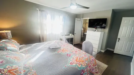 Le  Home HotelConnect travelers  with unique accommodations Отели рядом с достопримечательностью «Exxon»