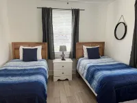 C7 Perfect location in city center, near beaches, private patio, free parking!