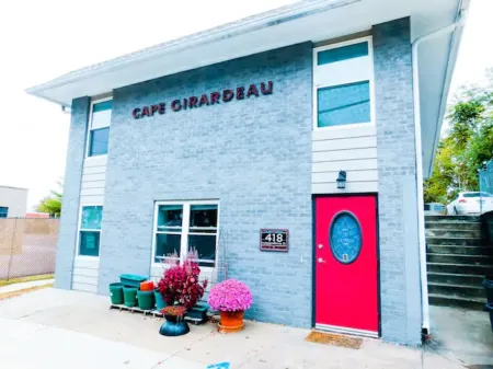 Artistic and Creative Vibe with Indoor Swing 2 Blocks to Downtown & near SEMO Отели рядом с достопримечательностью «Crisp Museum»