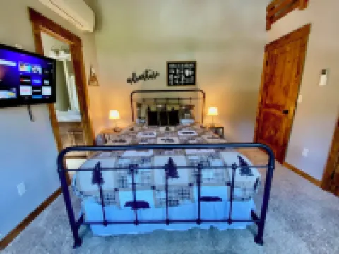 New Hot Tub - 3 Bedroom - 3.5 Bath - Bedrooms Have Private Bathrooms - Fire Pit