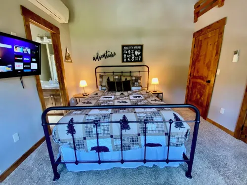 New Hot Tub - 3 Bedroom - 3.5 Bath - Bedrooms Have Private Bathrooms - Fire Pit