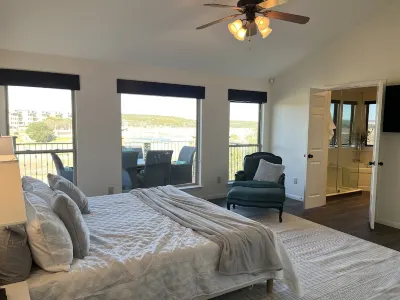 Lago Lounge on Lake Travis. Family-sized house with pool and hot-tub