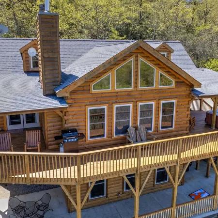 Log Home with Amazing Views of MT. Mitchell/Fireplace /Hot Tub/Pet Friendly