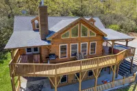 Log Home with Amazing Views of MT. Mitchell/Fireplace /Hot Tub/Pet Friendly