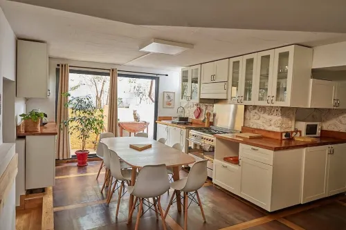 Quiet, spacious house just outside Paris. Metro 7 Hotels in Pantin