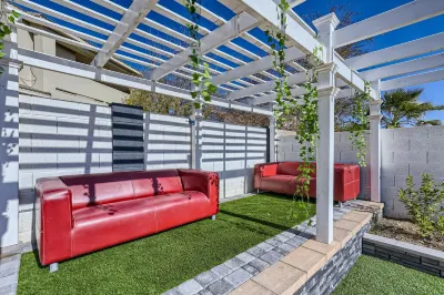 New! Modern house w/ Pool 🎉🄿🄰🅁🅃🅈🎈 and free EV charge. Hotels near T-Mobile