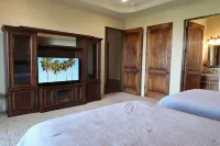 BIGGEST BEST MANSION In NE Scottsdale Area- VIEWS, Infinity Pool, MOVIE THEATER! 데세르 비스타 공원 주변 호텔