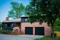 Entire Home Quiet Neighborhood6 bedrooms, 8 beds, 3 bathrooms Hotels near Friendship Firehouse