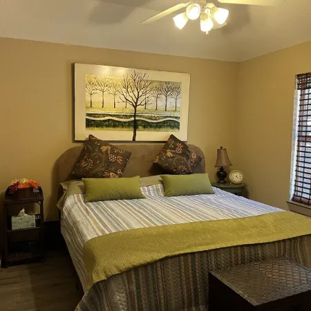 Beautiful lakefront house in 3 acre private woods