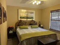 Beautiful lakefront house in 3 acre private woods West Tawakoni住宿飯店