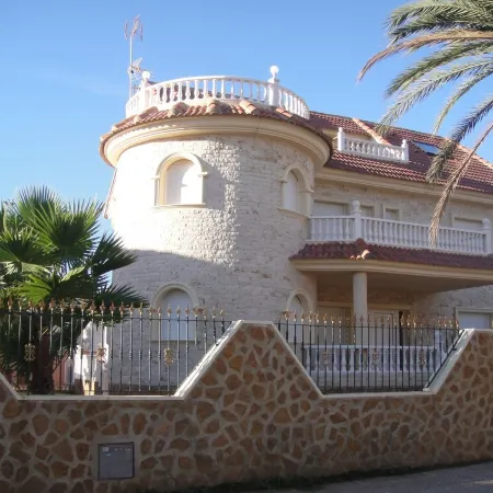 Large villa with private pool 50 meters from the beach