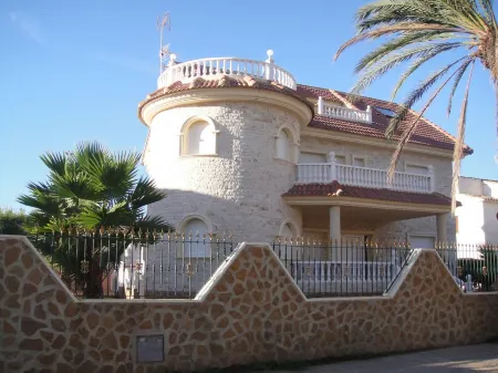 Large villa with private pool 50 meters from the beach