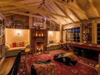 Luxury Spa Retreat with Sauna, Hot Tub & Swimming Pool in the Heart of Hudson 哈得孫酒店