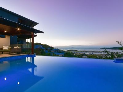 Elevated 4 bedroom holiday home in Airlie Beach with stunning views