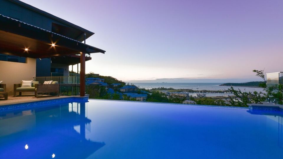Elevated 4 bedroom holiday home in Airlie Beach with stunning views