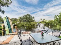 Waterfront 2 bedroom/1 bath Renovated Apartment in Palm Harbor