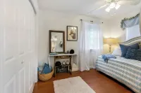 Charming 2-bedroom cottage in lovely Folsom with WiFi, AC and gorgeous views