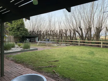 Country lifestyle on acres 4 minute drive from the Main Street