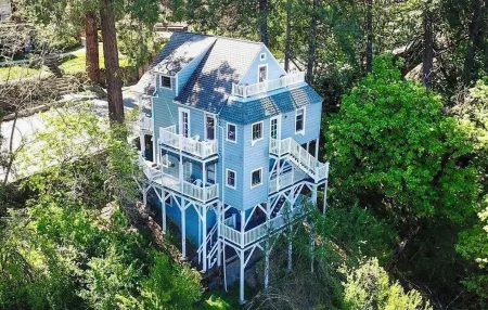 The Creekside Victorian Retreat- Charming house w/ AC & WIFI in downtown NC