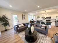 Massive 5 Bedrooms: 3King 2Queen, 10 mins to Downtown Hartford Hotels in Bloomfield