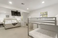 Gameroom/Theatre room-7 Tv's-6 Beds-Spacious Kitchen-Air Hockey-PingPong-Arcade