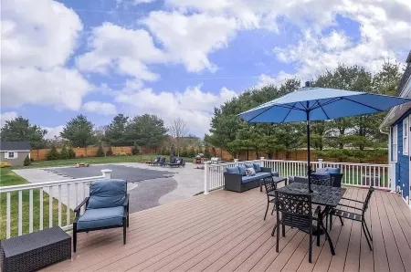 Beach house, inground pool, hot tub, Large backyard,1.5 Miles from Misquamicut