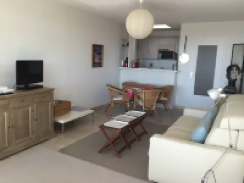 Cassis, Apartment with terrace, sea and cliff views. Private parking, Wifi.