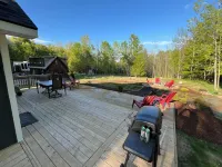 Whispering woods retreat- morning yoga on the deck, EV charging & pet friendly Hotel in zona Cana Island