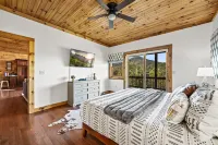 Infrared Sauna • Hot Tub • Child and Pet Friendly