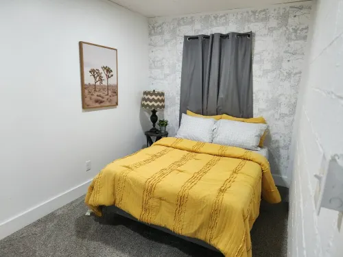 3 bedroom! Wifi! Huge covered patio! Kitchen! Private parking!