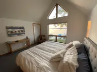 Family Friendly Lakehouse - Directly on the lake with spacious pier