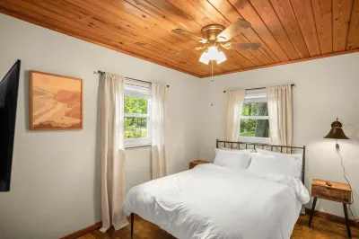 Cozy 2-Bedroom Dunnellon Abode Hotels near KP Hole Park