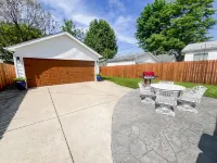 Cute & cozy family-friendly Royal Oak ranch close to downtown and highways! Meininger Park附近的飯店