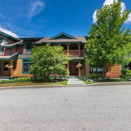 Ski In / Ski Out Treetops Home with Outdoor Private Spa