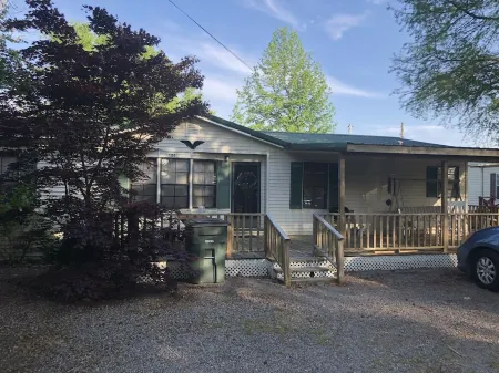 Fish cleaning station, screened porch, covered front porch, fire pit, 3 BR