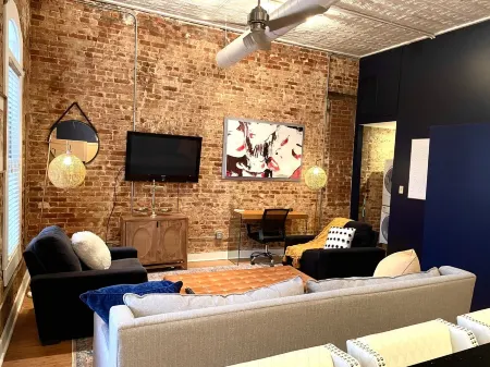 Luxury Downtown JB Condo-Designated Parking!