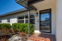 Heated POOL Oasis DOG/FAMILY Welcome! 6mi-BEACHES & 2mi to DWTN! Fast/Free WI-FI Hotels near Walmart Supercenter
