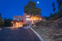 Axel's Place- Luxury Vacation Rental- Your Home Away from Home