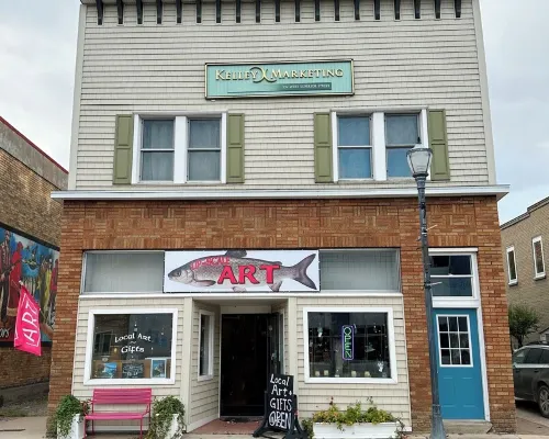2-Bedroom Apartment in the Heart of Downtown Munising ミューニシングのホテル