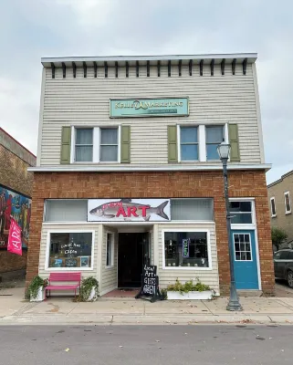 2-Bedroom Apartment in the Heart of Downtown Munising Hotel dekat Alger Centennial Ice Arena