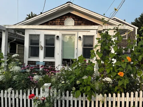 Free standing 1940s Artists Cottage East End near Commercial St. Parking! A/C!