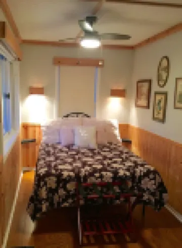 Tiny House in the Mountains- waterfall, jacuzzi and stunning farm views