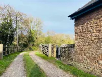 Stylish & Rural - 3 Bedroom Country Cottage Hotels near Bees for Development