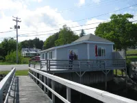 3 one-bedroom fully equipped cottages with free WIFI /weekly rental Hotels in Southport