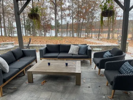 Lake Hartwell water front with private dock, sleeps 15